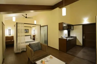Нерул: Deltin Suites