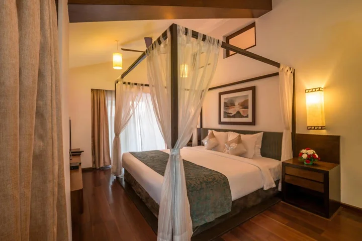 Нерул: Deltin Suites