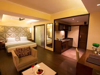 Нерул: Deltin Suites