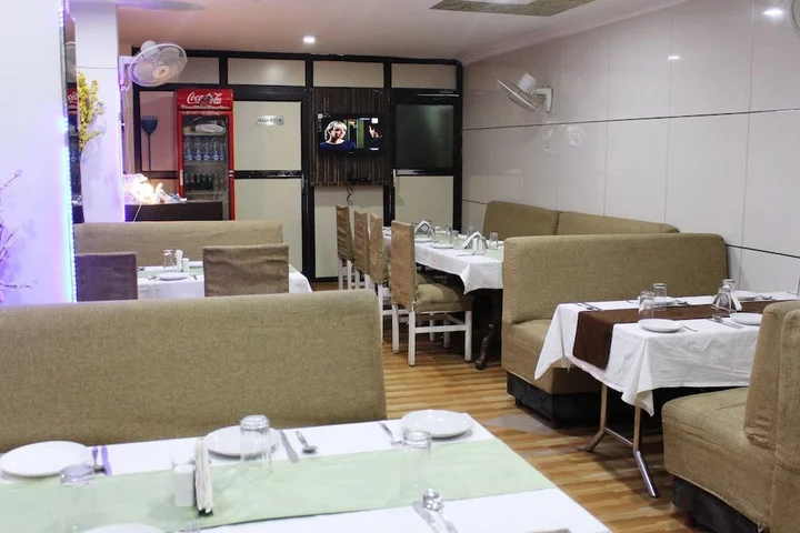 Агра: OYO 2862 Hotel Kanha Continental