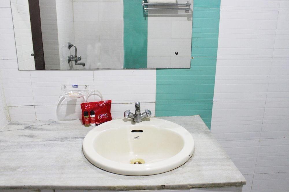 Агра: OYO 2862 Hotel Kanha Continental