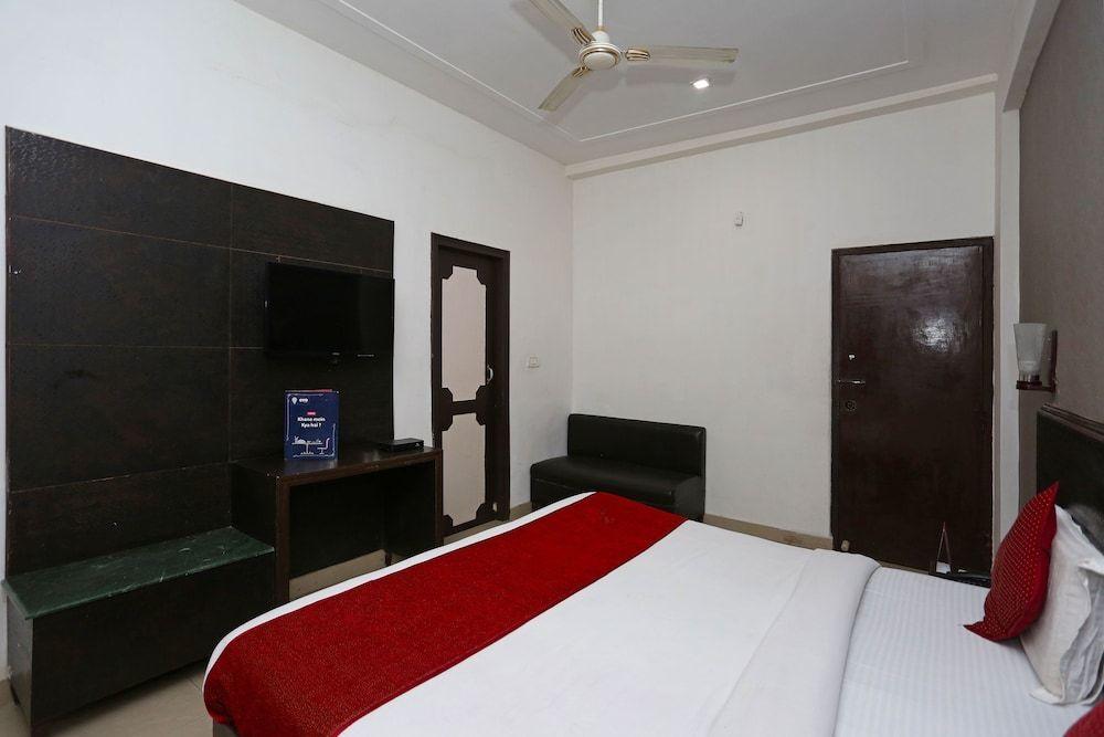 Агра: OYO 2862 Hotel Kanha Continental