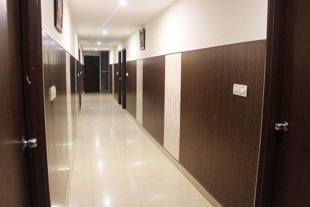 Агра: OYO 2862 Hotel Kanha Continental