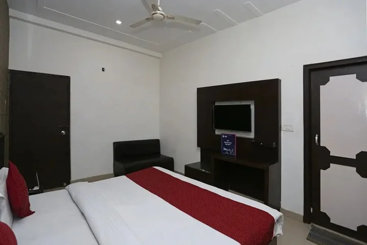 Агра: OYO 2862 Hotel Kanha Continental
