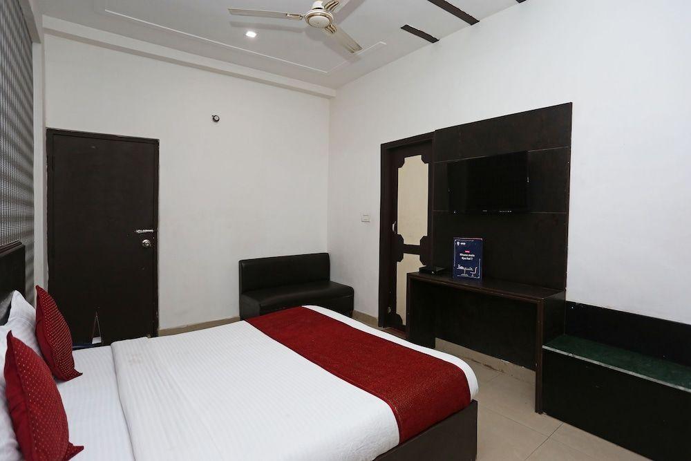 Агра: OYO 2862 Hotel Kanha Continental