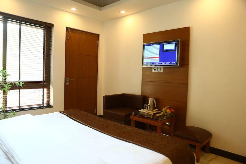 Массури: Hotel Devlok Primal