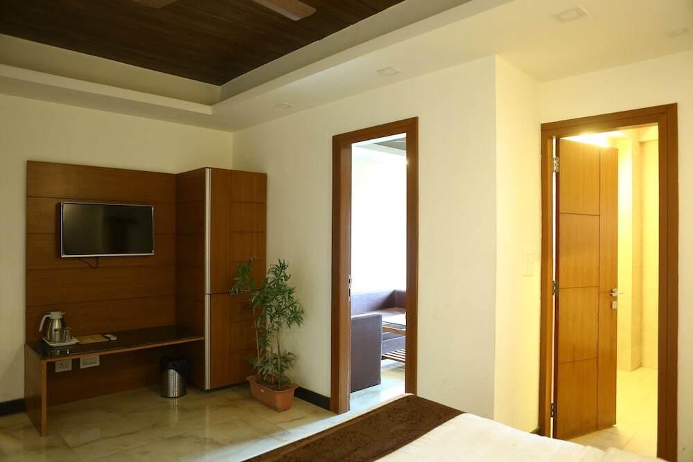 Массури: Hotel Devlok Primal