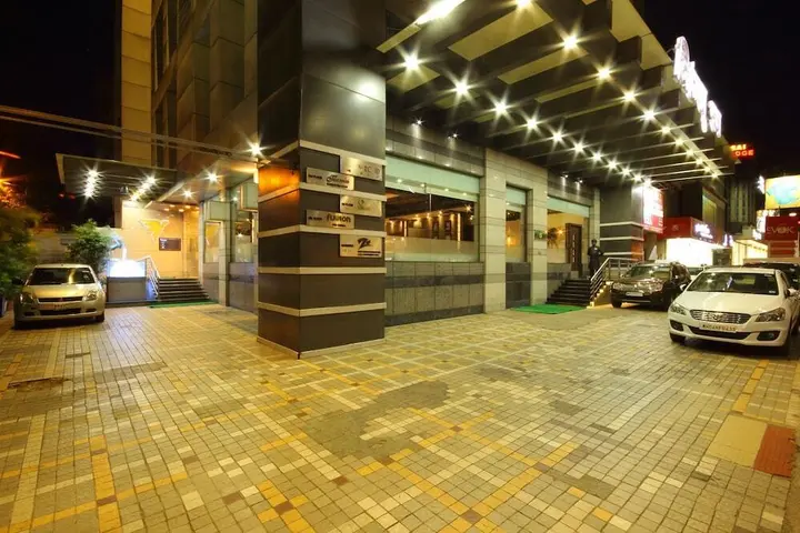 Тхане: Hotel Vihangs Inn