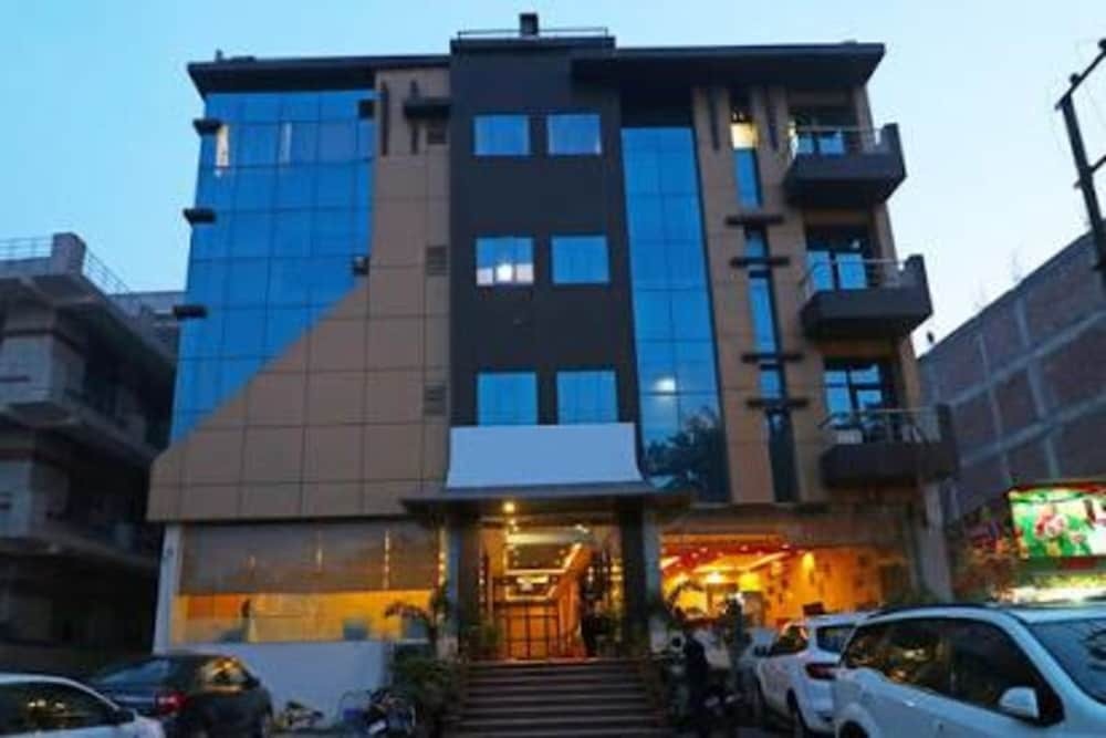 Нойда: Clarks Inn Cytrus Noida