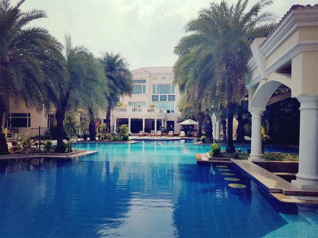 Гуруграм: The Palms - Town & Country Club