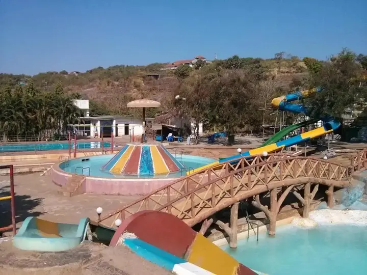 Уттан: Pali Beach Resort