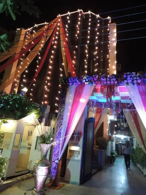 Нойда: Kashish Residency & Banquet