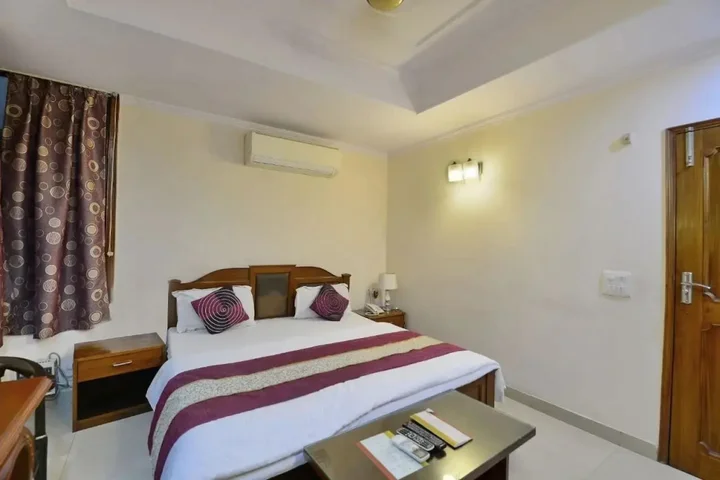 Нойда: Kashish Residency & Banquet