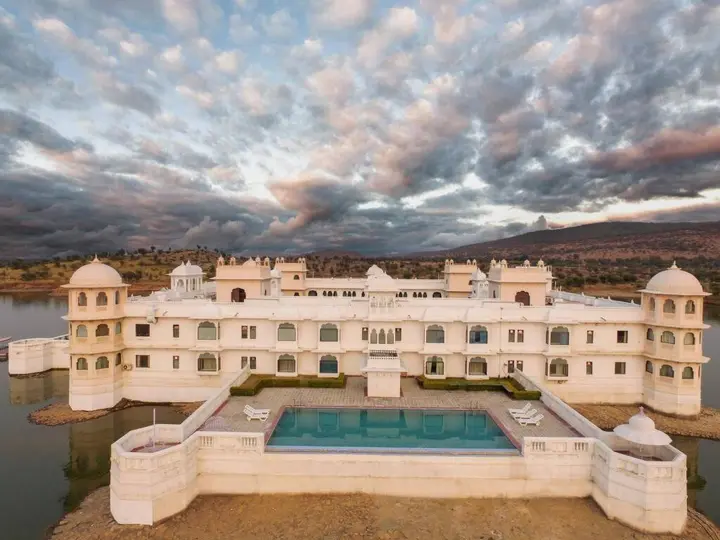 Парсоли: juSTa Lake Nahargarh Palace