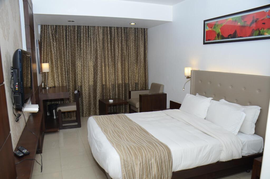 Вадодара: Hotel Surya