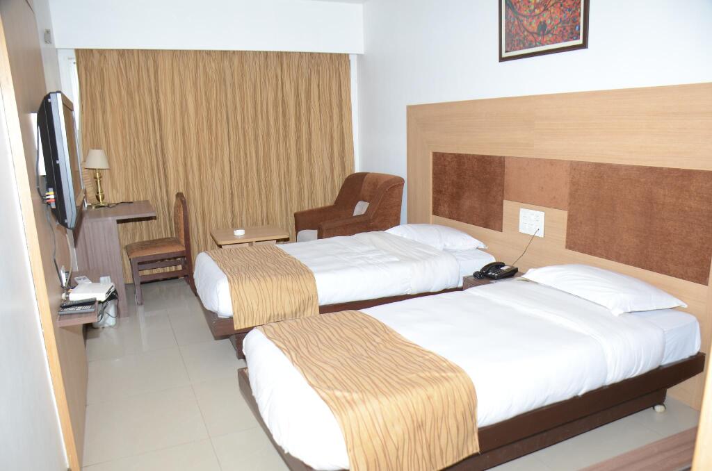 Вадодара: Hotel Surya