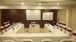 Вадодара: Hotel Surya