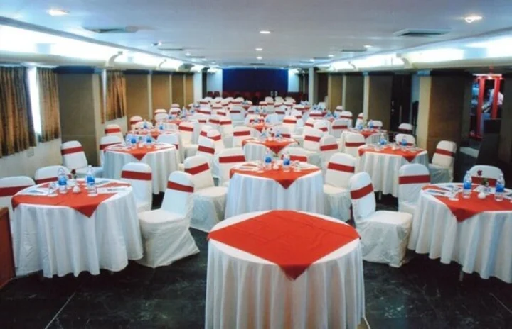 Вадодара: Hotel Surya