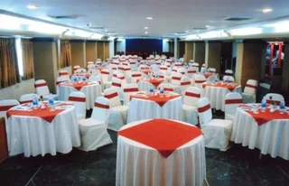 Вадодара: Hotel Surya
