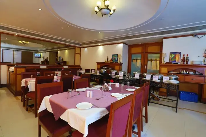 Вадодара: Hotel Surya