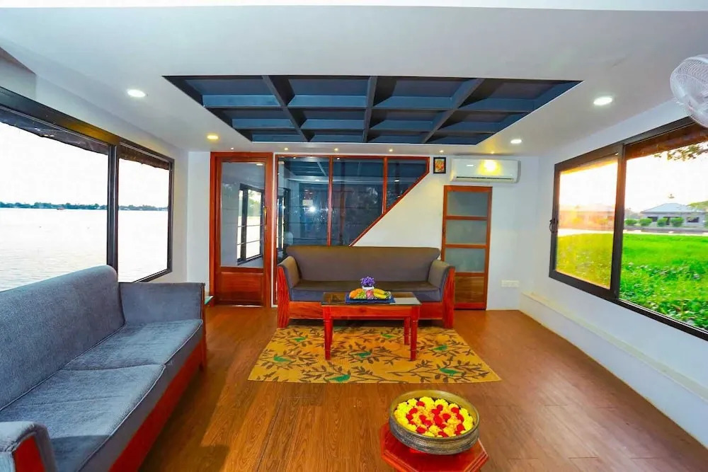Аллеппи: Double Decker Houseboat