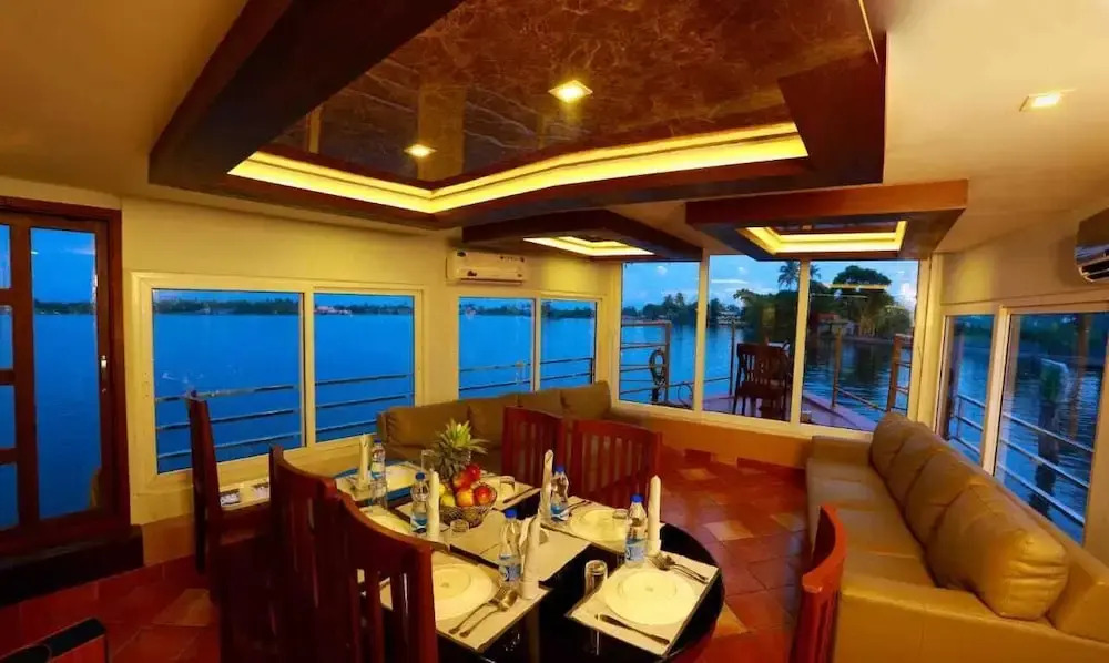 Аллеппи: Double Decker Houseboat