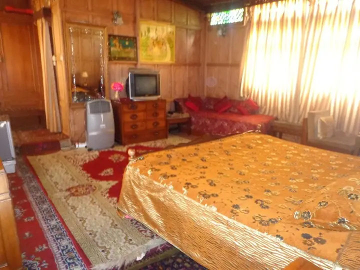 Шринагар: Alif Laila Group of Houseboats