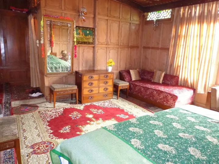 Шринагар: Alif Laila Group of Houseboats