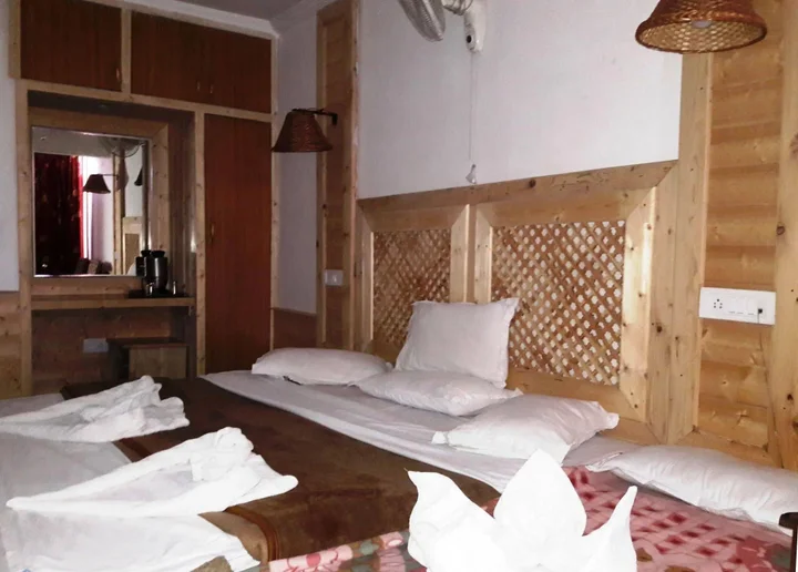 Шринагар: Hotel SADAF