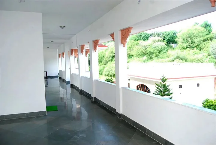 Садри: Chandra Hill Resort