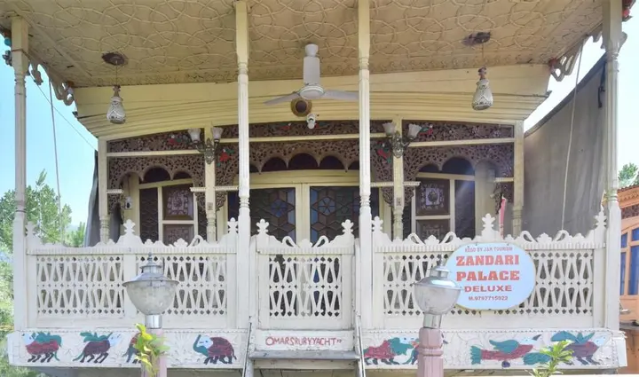 Шринагар: Houseboat Zaindari Palace