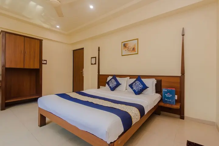 Тхане: OYO 10382 Hotel Saffron Suites