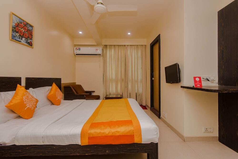 Тхане: OYO 10382 Hotel Saffron Suites