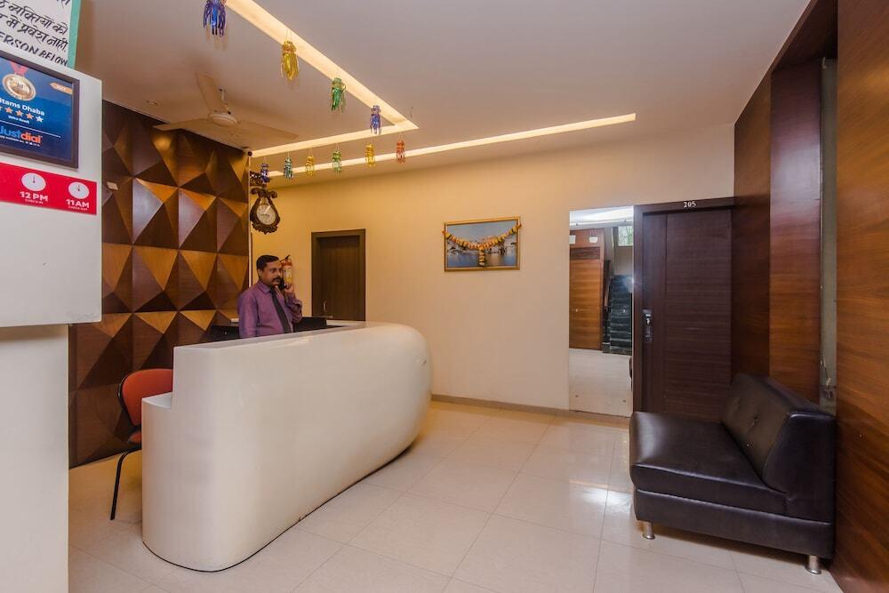 Тхане: OYO 10382 Hotel Saffron Suites