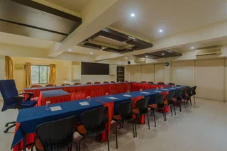 Тхане: OYO 10382 Hotel Saffron Suites