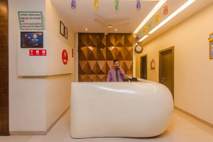 Тхане: OYO 10382 Hotel Saffron Suites