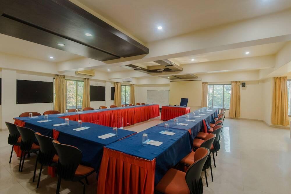 Тхане: OYO 10382 Hotel Saffron Suites
