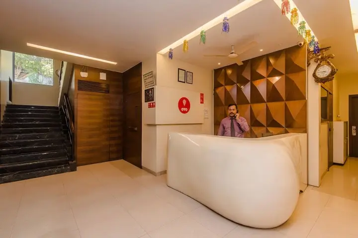 Тхане: OYO 10382 Hotel Saffron Suites
