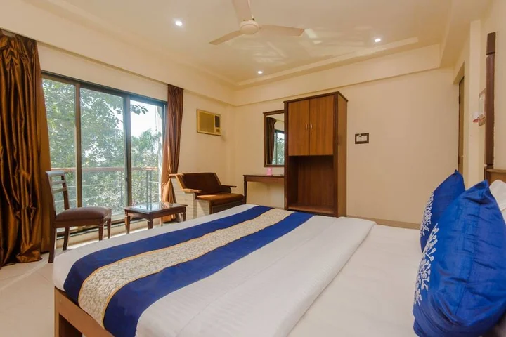Тхане: OYO 10382 Hotel Saffron Suites