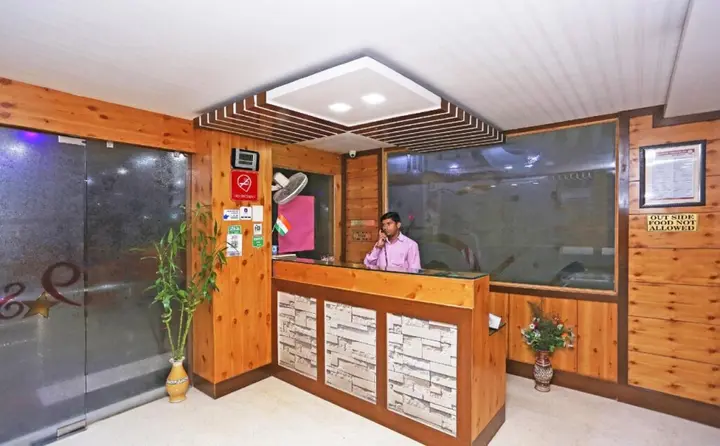 Агра: MD 9 Star Hotel