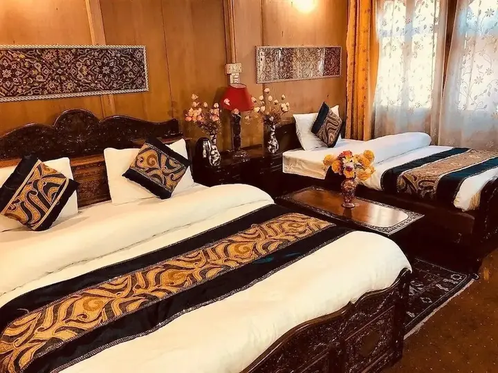 Шринагар: Group Of House Boat Golden Crest