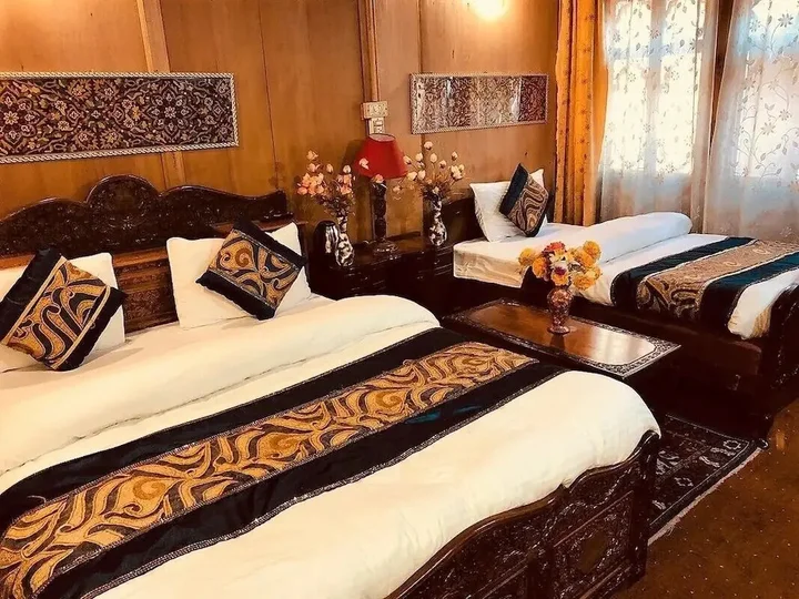 Шринагар: Group Of House Boat Golden Crest
