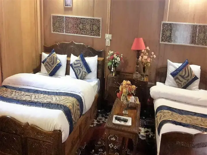 Group Of House Boat Golden Crest — фото 1