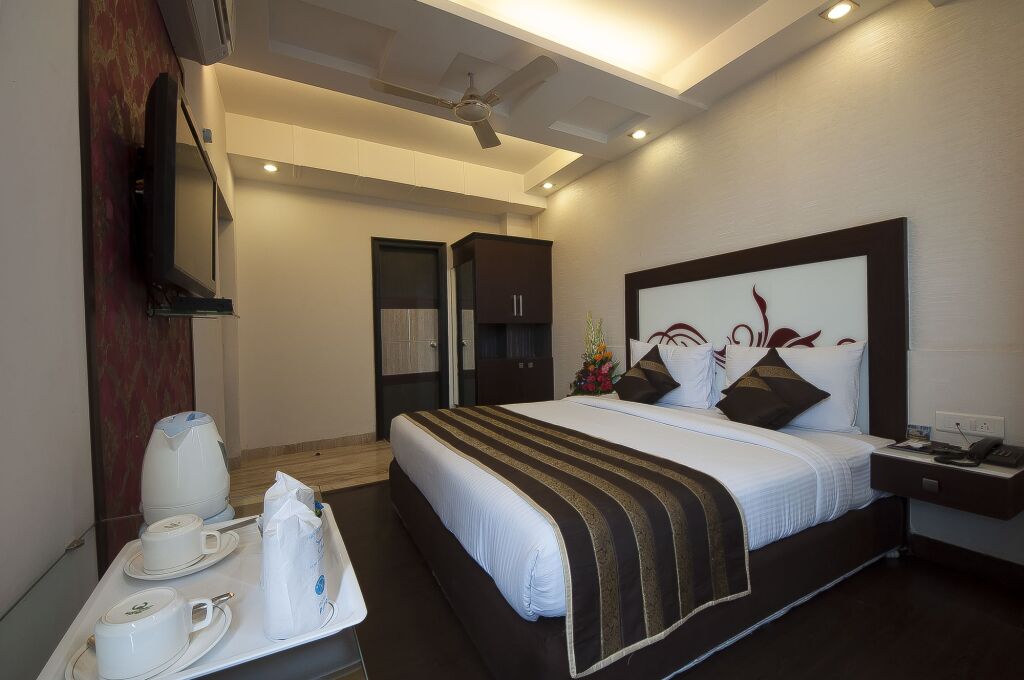 Нью-Дели: Hotel Pitrashish Premium