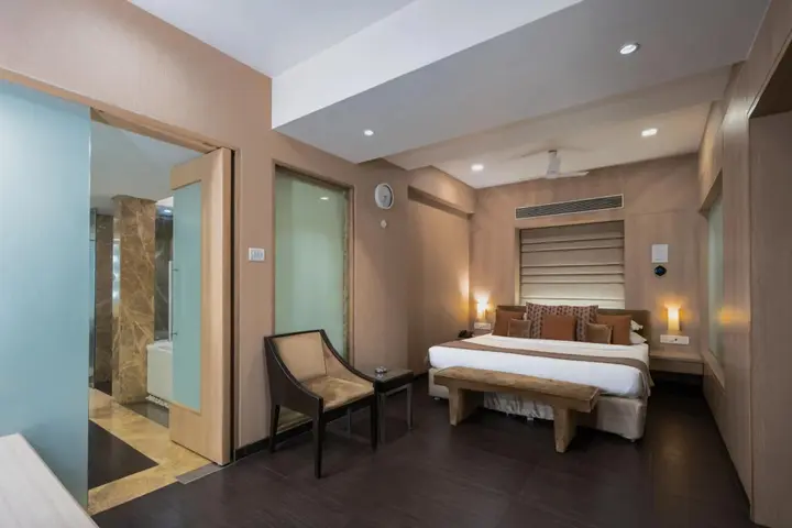 Тхане: GCC Hotel and Club