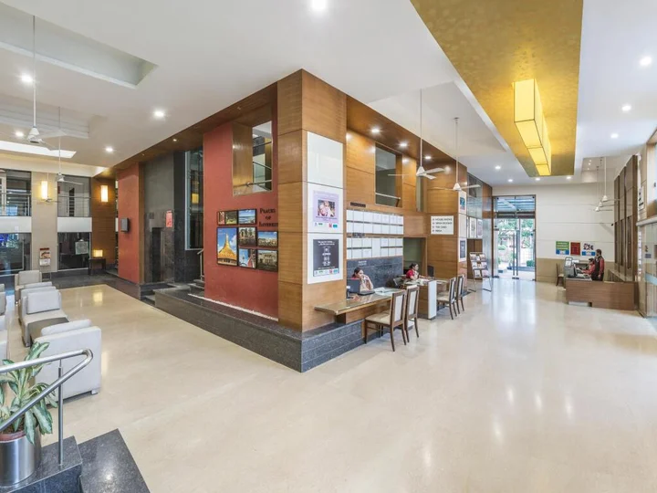 Тхане: GCC Hotel and Club