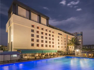 Тхане: GCC Hotel and Club