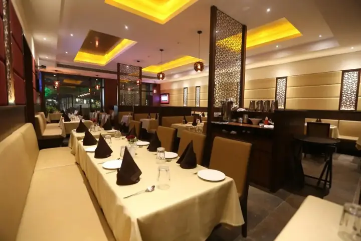 Тхане: GCC Hotel and Club