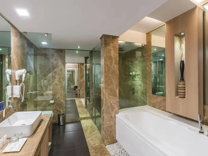 Тхане: GCC Hotel and Club