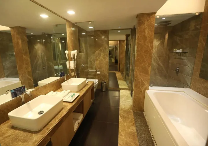 Тхане: GCC Hotel and Club